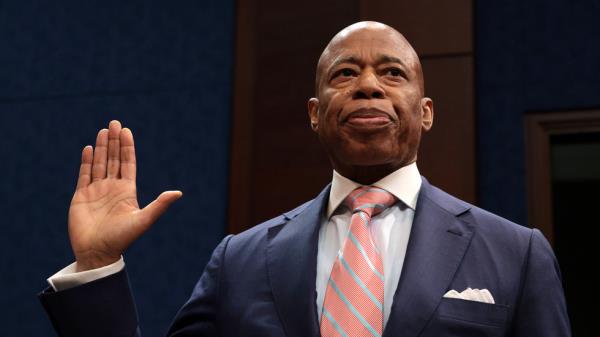 纽约市长卸任前紧急禁令:禁止抵制以色列,穆斯林继任者面临考验