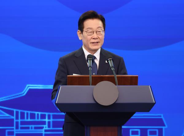 President Lee Jae Myung delivers his remarks during a state dinner with Chinese President Xi Jinping in Gyeongju, North Gyeongsang Province, Saturday. (Yonhap)