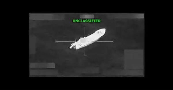 美军太平洋精准打击：毒枭船爆炸6名头目毙命，特朗普下令斩首行动！