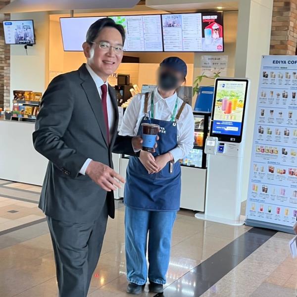 Samsung chairman Lee Jae-yong (left) is pictured with the cafe employee who received a cash gift from him at Hanwha Resort Gyeongju. (Screen capture from Threads)