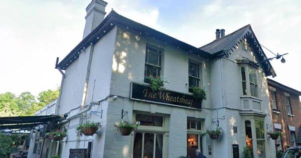 男子被发现死于Wheatsheaf酒吧外，警方已启动谋杀调查