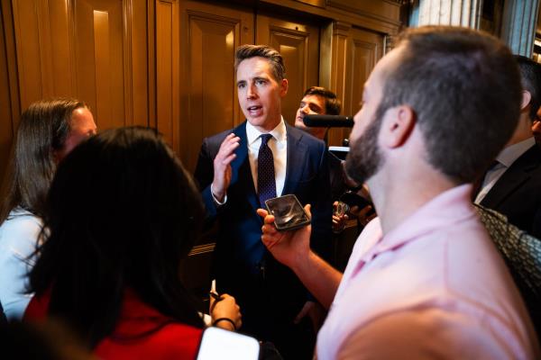 特朗普扬言升级对委内瑞拉行动，共和党议员担忧局势失控